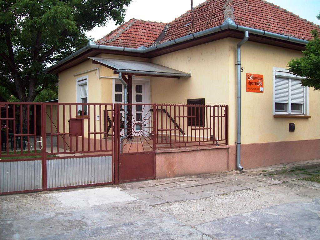 Szivarvany Apartman Gyula Phòng bức ảnh