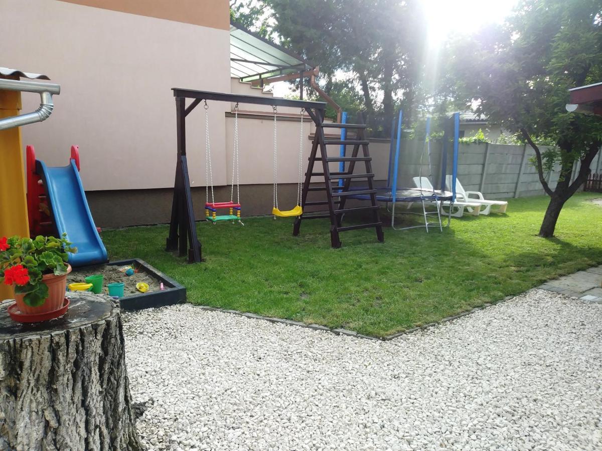 Szivarvany Apartman Gyula Ngoại thất bức ảnh
